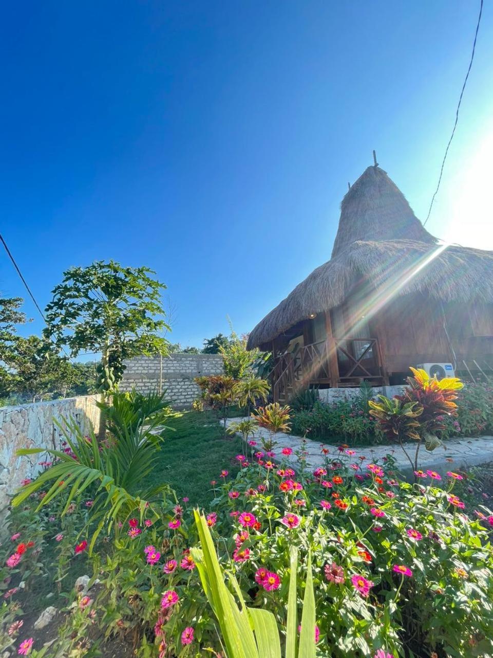 Three Queen Villa And Homestay Waikabubak Eksteriør billede