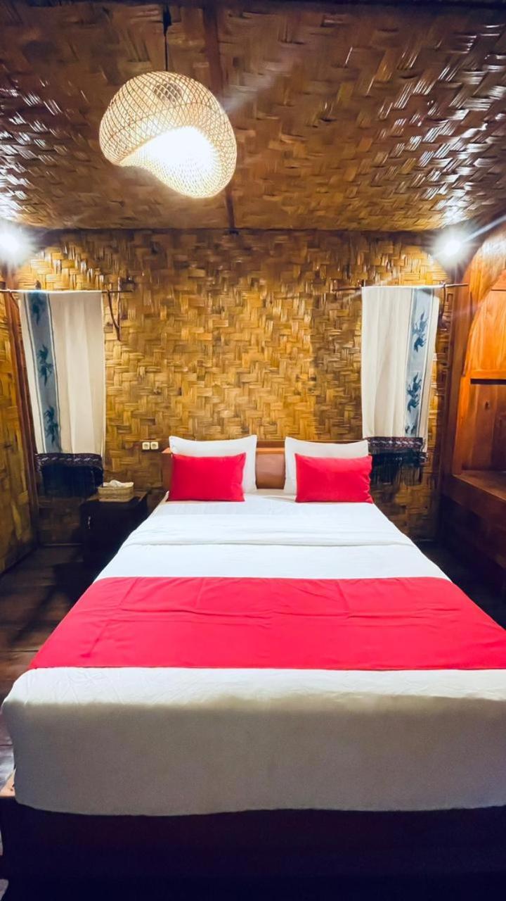 Three Queen Villa And Homestay Waikabubak Eksteriør billede