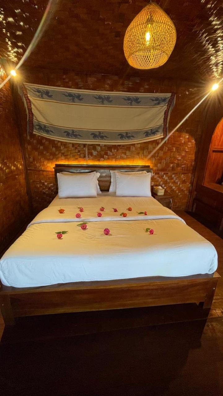 Three Queen Villa And Homestay Waikabubak Eksteriør billede