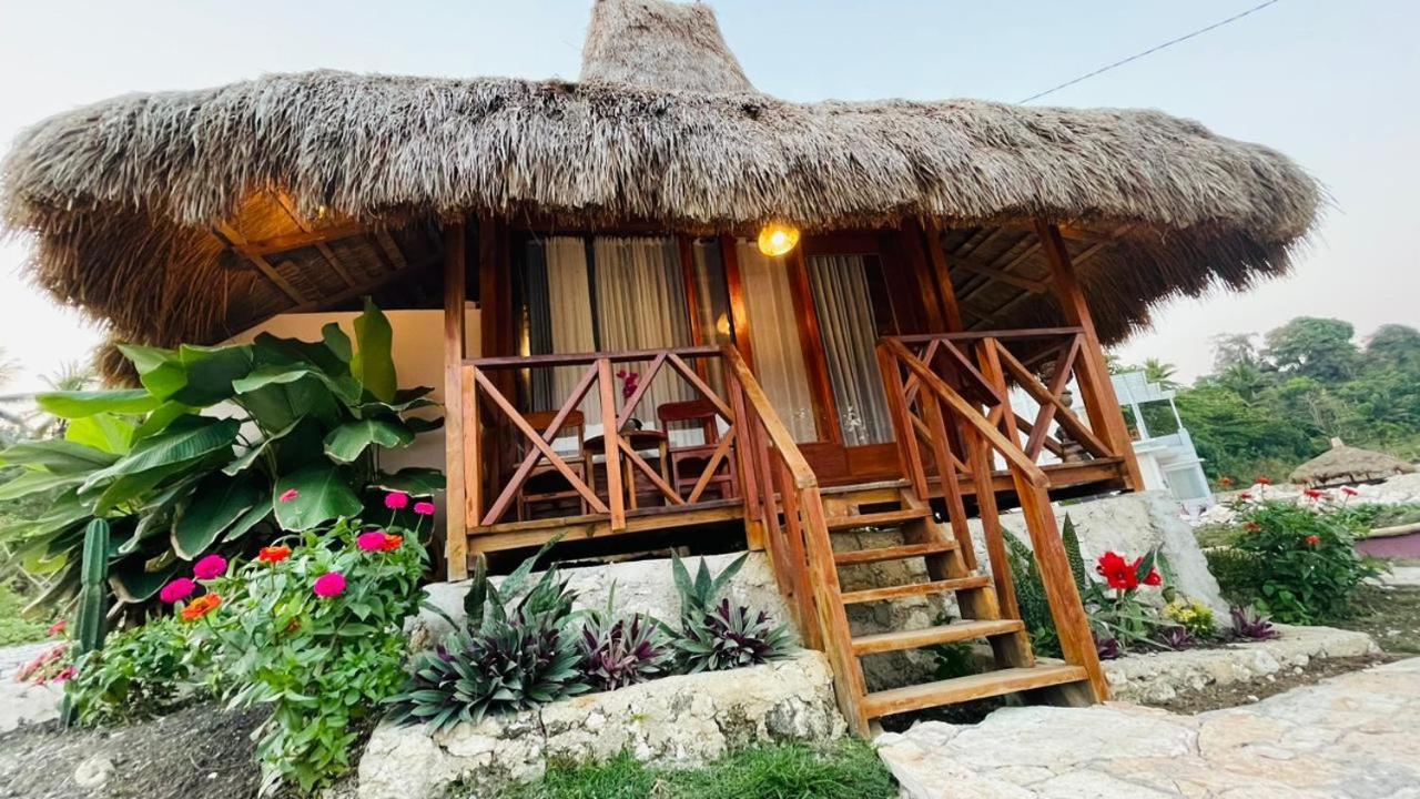 Three Queen Villa And Homestay Waikabubak Eksteriør billede