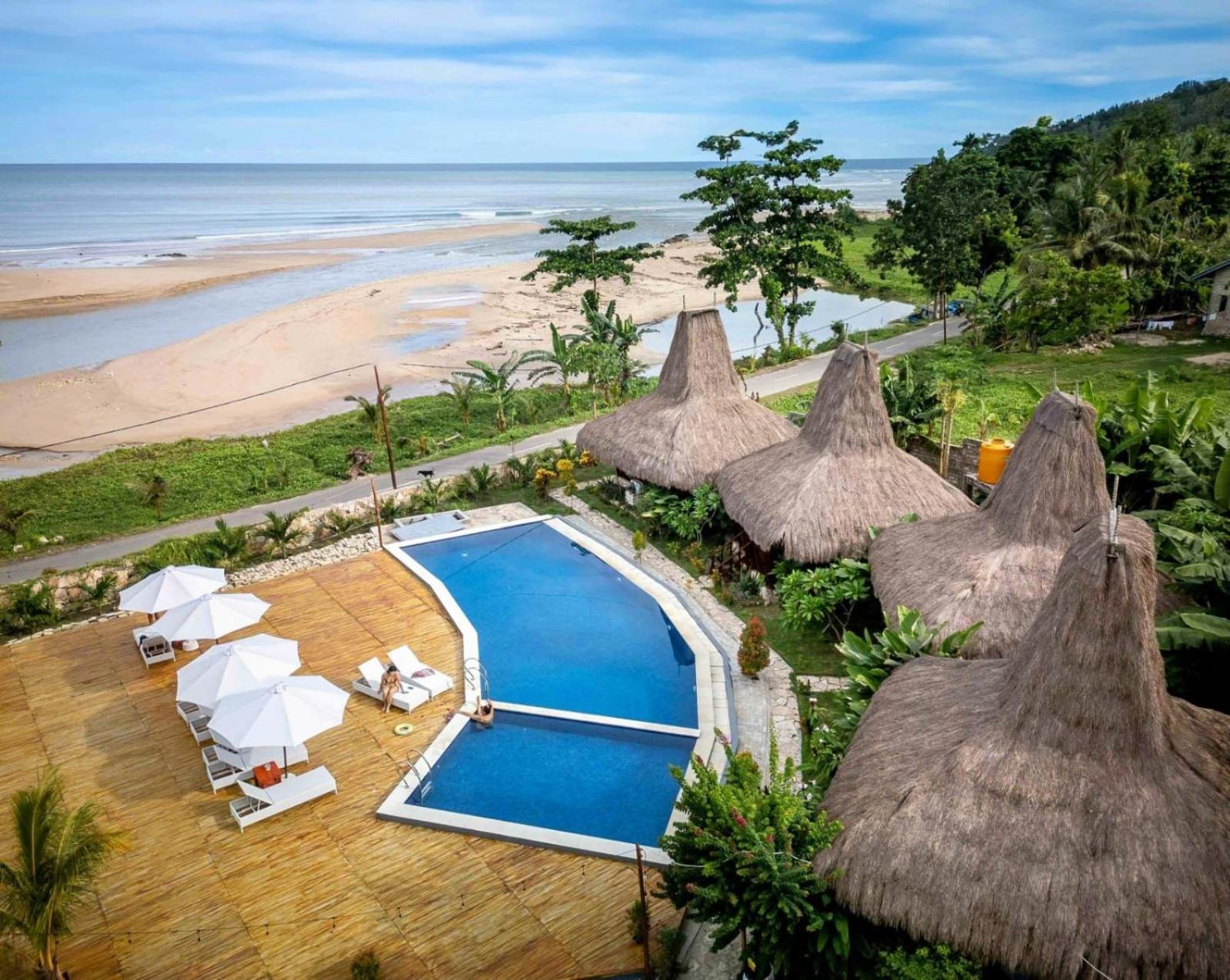 Three Queen Villa And Homestay Waikabubak Eksteriør billede